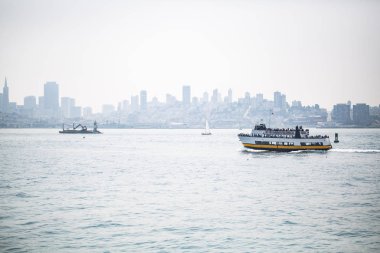 Feribot Tekne su içinde belgili tanımlık geçmiş San Francisco manzarası ile seyahat