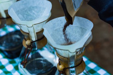 Esnaf cam brewer açık havada süre kağıt filtre içine çekilmiş kahve barista dökülen