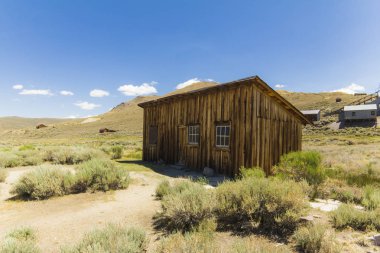Eski bir California çöl hayalet kasabasında terkedilmiş binalar ve makineler