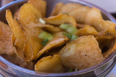 Organik el kesme baharat çiplerle su ısıtıcısı ve yeşil soğan