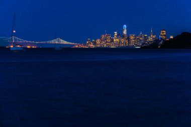 Gece zaman içinde San Francisco ve Bay Bay Angel Island dan görüldüğü gibi Köprüsü
