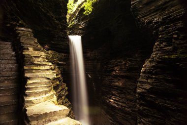 Watkins Glen gorge, New York'un yaz aylarında güzel yalnız şelale