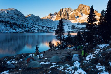 Ansel Adams vahşi bir taze kar sonra göle Garnet yukarıda afiş tepe üzerinde gündoğumu