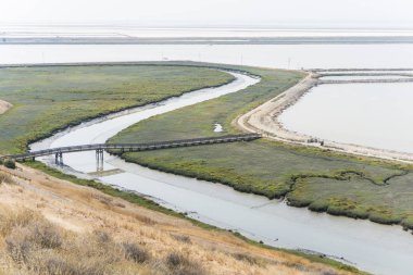 California sulak marsh ahşap köprü ve bina ile