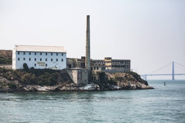 Alcatraz Adası bir puslu yaz gününde vurdu San Francisco Bay çekim kapatın