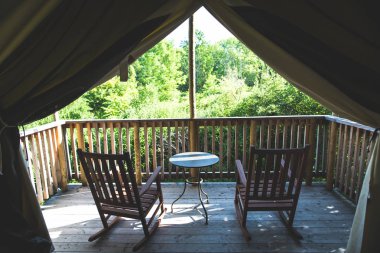 Ormanda iki sandalye ve masa güvertede çadır kabin iç