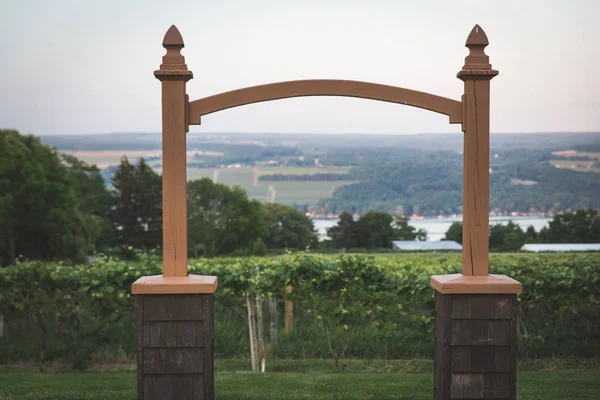 Kleurrijke Zonsopgang Boven Ceremoniële Arch Een Vinyard Langs Een Meer — Stockfoto