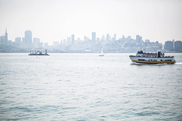 Traghetto Viaggia Sull Acqua Con Skyline San Francisco Sullo Sfondo — Foto Stock