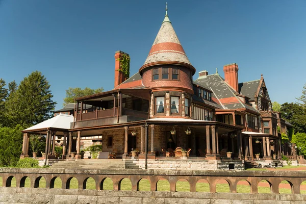 ニューヨーク州北部の庭園を囲む美しいビクトリア朝の邸宅 — ストック写真