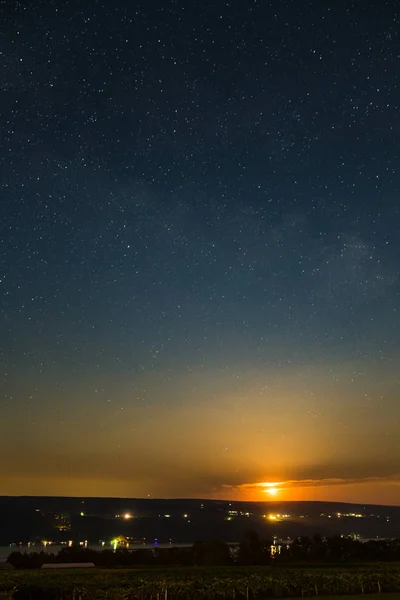 Moon Rising Vinyard Lake Stars Milky Way — Stock Photo, Image