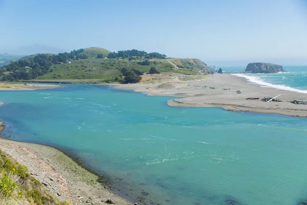 Rocce Spiaggia Del Russian River Che Sfociano Nell Oceano Pacifico — Foto Stock