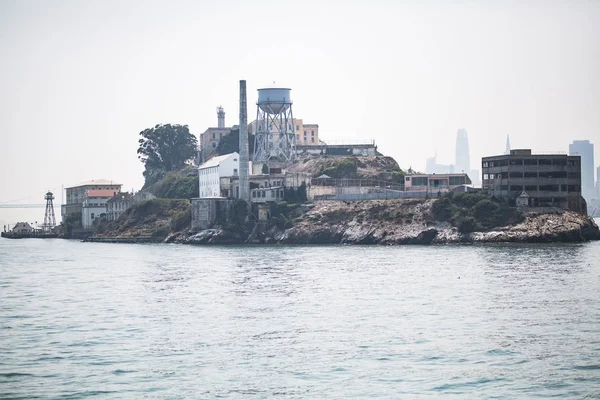 Close Shots Alcatraz Island San Francisco Bay Shot Hazy Summer — Stock Photo, Image