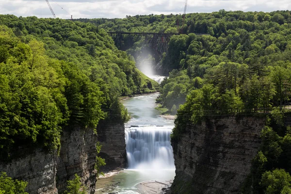 Yaz, New York'un Letchworth parkta şelale