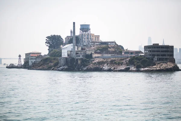 ดฉากของเกาะ Alcatraz ในอ าวซานฟรานซ สโกถ ายในว นฤด อนท หมอก — ภาพถ่ายสต็อก
