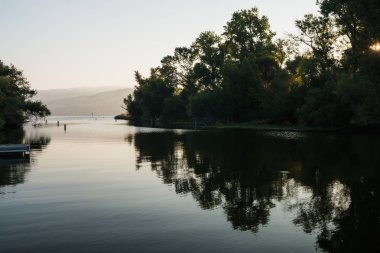 Küçük tekne denize indirmek ve marina boyunca California Clearlake