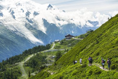 Tur du mont blanc benzersiz trek Mont Blanc, İtalya, İsviçre ve Fransa geçerken çevresinde yaklaşık 200 km