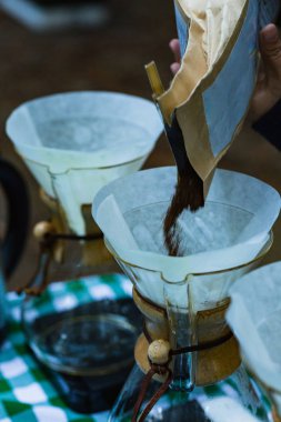 Esnaf cam brewer açık havada süre kağıt filtre içine çekilmiş kahve barista dökülen