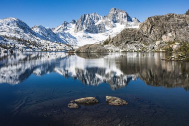 Ansel Adams vahşi bir taze kar sonra göle Garnet yukarıda afiş tepe üzerinde gündoğumu