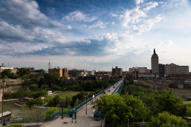 High Falls bölgesinde Rochester New York bulutlu yaz gökyüzü altında