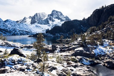 Ansel Adams vahşi bir taze kar sonra göle Garnet üzerinde afiş tepe