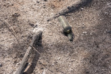 Thomas yangın otoyol 150 yakınındaki göl Casitas boyunca maruz cam ve metal çöp.