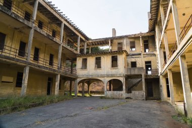 Angel Adası'ndaki terk edilmiş askeri üs yapıları