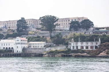 Alcatraz Adası bir puslu yaz gününde vurdu San Francisco Bay çekim kapatın