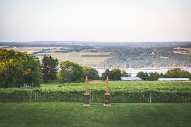 Tören arch adlı bir vinyard bir göl boyunca üzerinde renkli gündoğumu