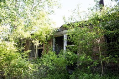 Şehir dışında New York'ta bir zamanlar yoğun bir tren depo, terk edilmiş outbuildings