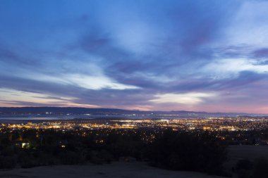 Kaliforniya 'nın doğu körfezi üzerindeki Mission Peak' te renkli gün batımı