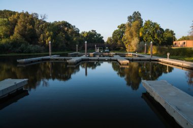 Küçük tekne denize indirmek ve marina boyunca California Clearlake