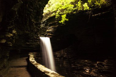 Watkins Glen gorge, New York'un yaz aylarında güzel yalnız şelale
