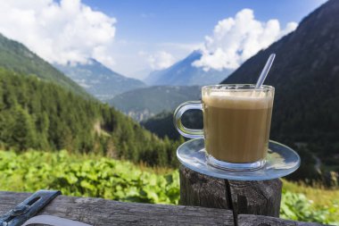 Açık havada sütlü kahve 