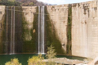 Terk edilmiş ve modası geçmiş Matilija Barajı ve outbuildings Ojai, California