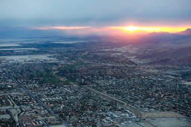 Bulutlu bir günde Palm Springs California üzerinde Dawn