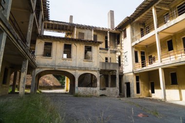 Angel Adası'ndaki terk edilmiş askeri üs yapıları