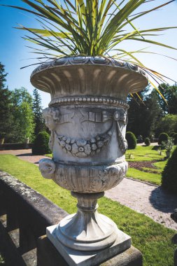 Dekoratif taş çiftlik urn büyük bir bahçe içinde
