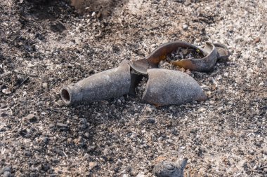 Thomas yangın otoyol 150 yakınındaki göl Casitas boyunca maruz cam ve metal çöp.