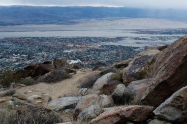 Bulutlu bir günde Palm Springs California üzerinde Dawn