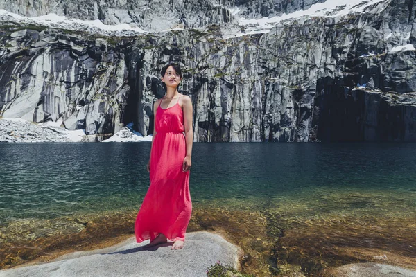 Mujer Asiática Con Pelo Corto Vestido Rosa Posa Las Montañas — Foto de Stock