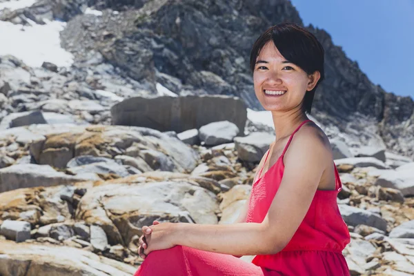 亚洲妇女短发和粉红色礼服在山中摆姿势 — 图库照片