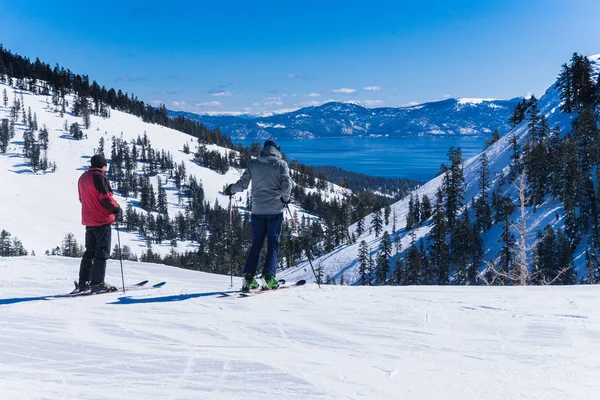 Lake tahoe dağlardan kayaklar iki orta yaşlı adam dikkat et