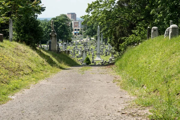 Çakıl Yol Bir Şehirde Bulunan Bir Mezarlıkta — Stok fotoğraf
