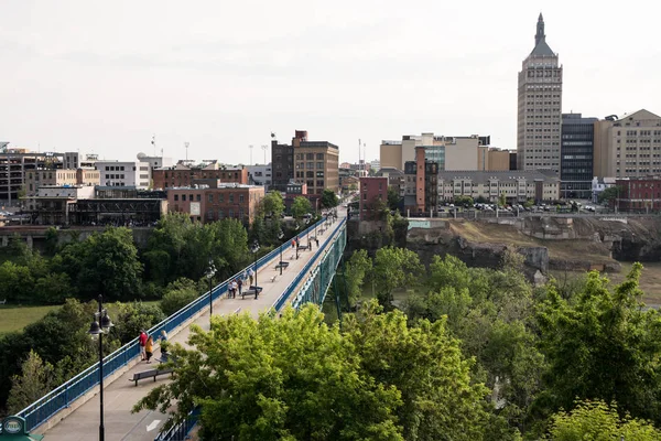 High Falls bölgesinde Rochester New York bulutlu yaz gökyüzü altında