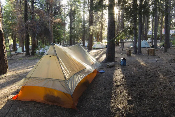 カリフォルニアの山の中にオレンジのテントが張り — ストック写真