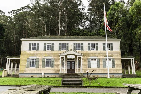 Oude Militaire Gebouwen Bedekt Met Korstmossen Angel Island San Francisco — Stockfoto