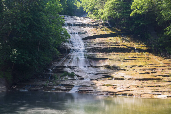 Летний водопад в районе Нью-Йорка недалеко от Итаки
