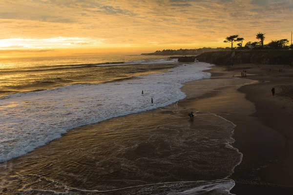 Människor Som Njuter Utsikten Över Bedövande Färgsprakande Solnedgång Santa Cruz — Stockfoto