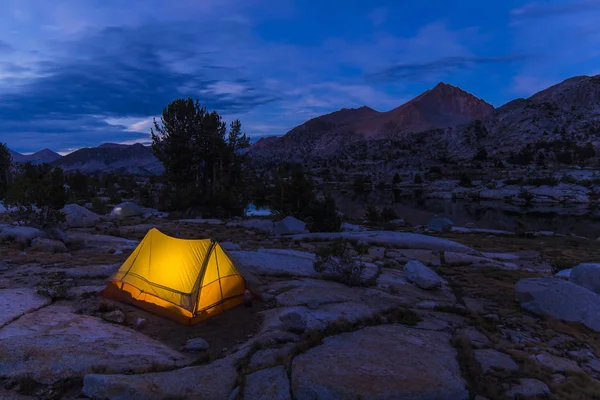 カリフォルニアの山の中にオレンジのテントが張り — ストック写真