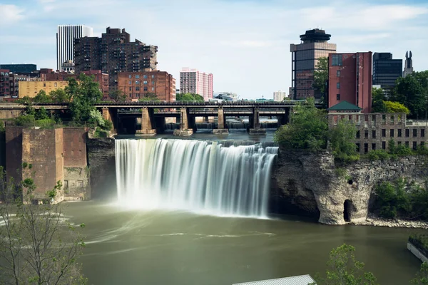 High Falls bölgesinde Rochester New York bulutlu yaz gökyüzü altında